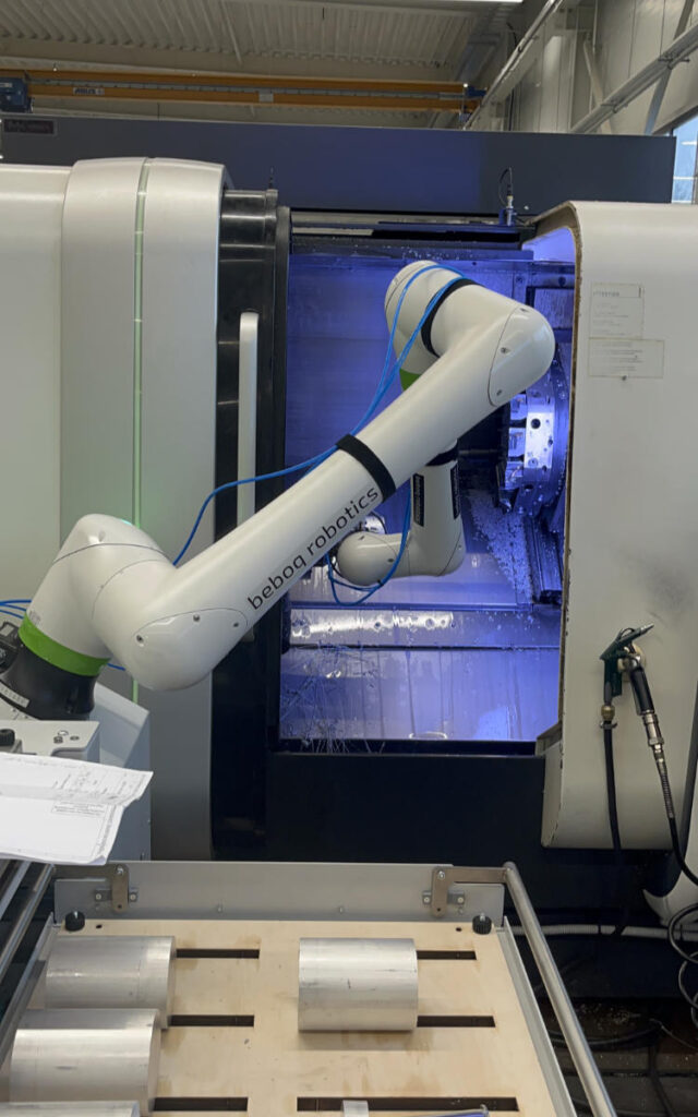 Fanuc CRX obsługuje tokarkę CNC.