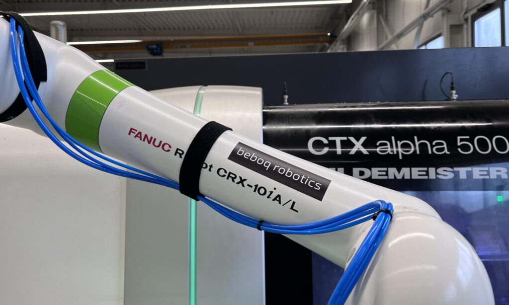 Robot kolaboracyjny Fanuc CRX obsługuje tokarkę CNC. Stanowisko obsługi maszyn od Beboq Robotics.