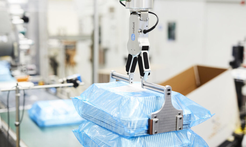 Aplikacja pick and place. Chwytak onRobot przenosi tacki.