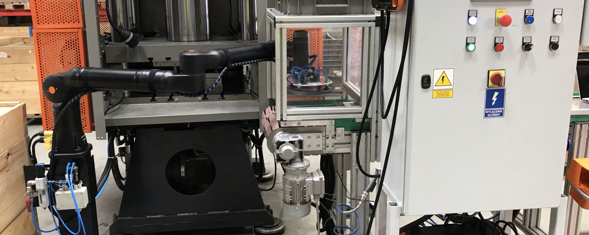 Banner - blog - Kassow Robots obsługuje maszynę- prasę