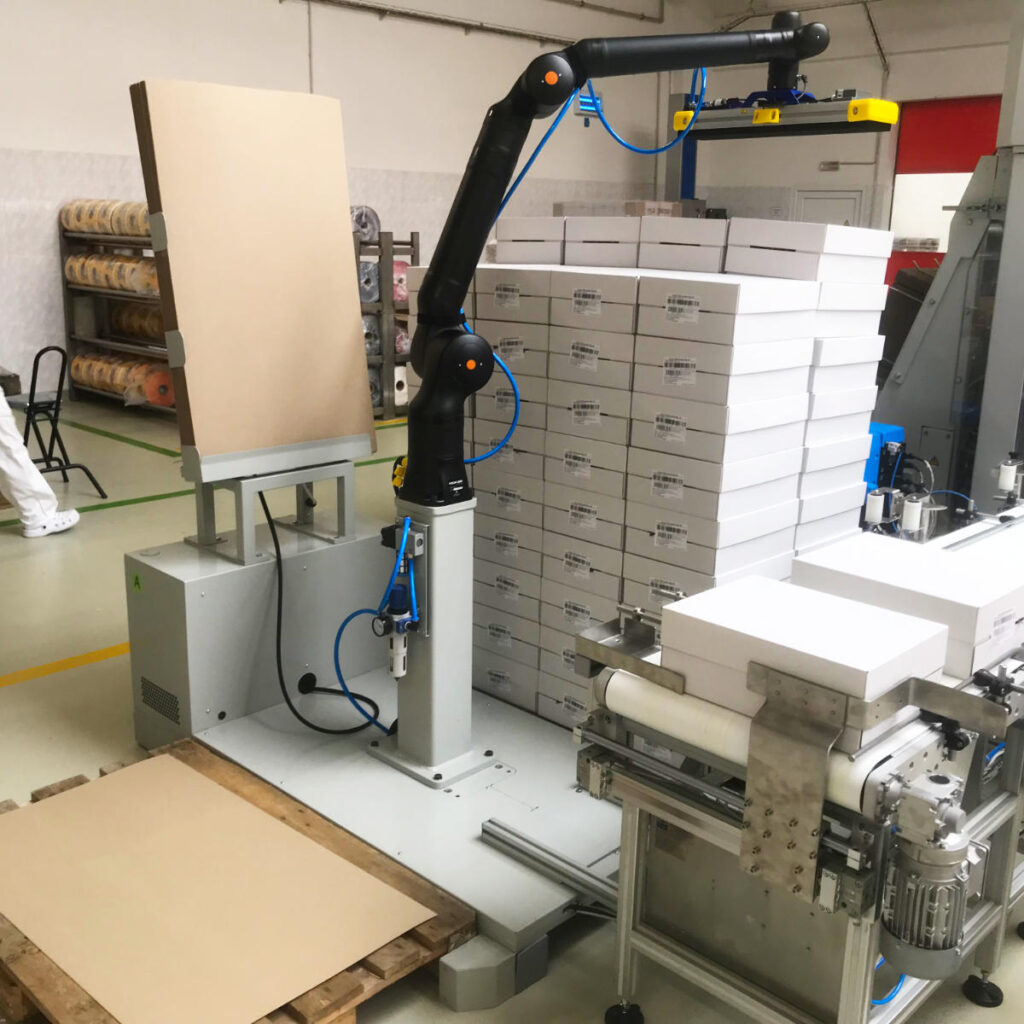 Kassow Robots cobot is palletizing boxes on a pallet